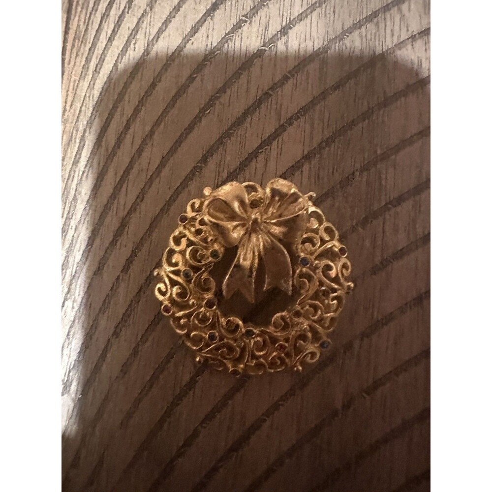 Vintage Wreath Brooch Pin GG Signed Brushed Gold Tone Pendant Christmas USA